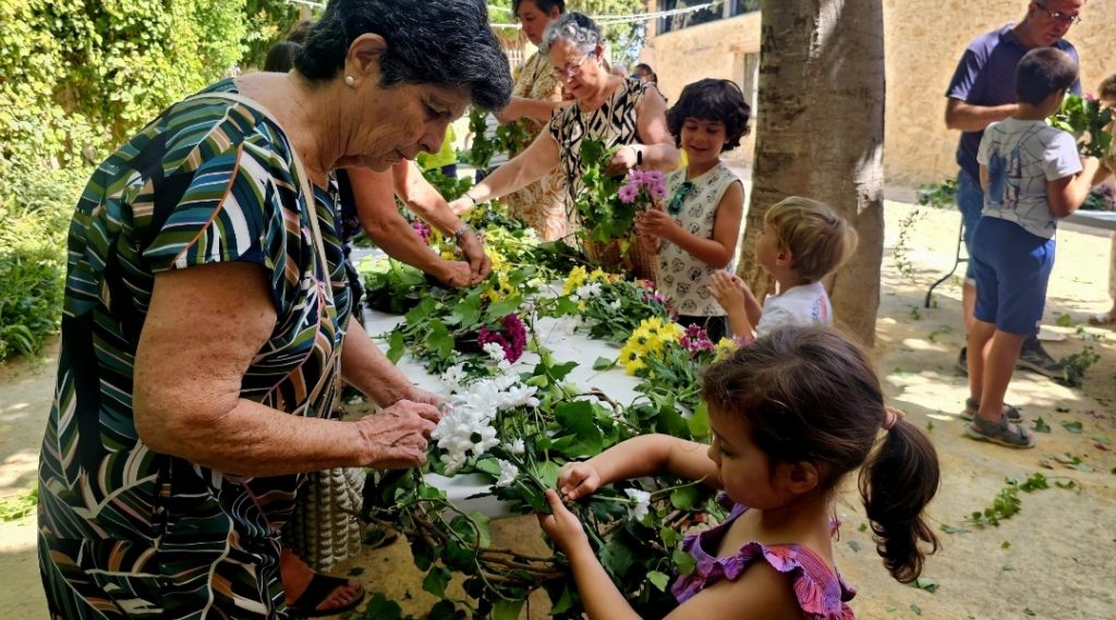 La Ronda de Fanalets y el taller de coronas de flores en la víspera de San Juan de Villajoyosa 0