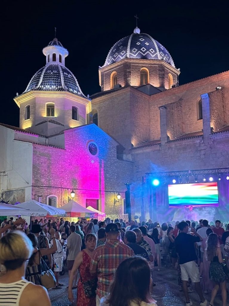 DiversAltea congrega a más de 700 personas y llena de color  el Casco Antiguo de Altea 2