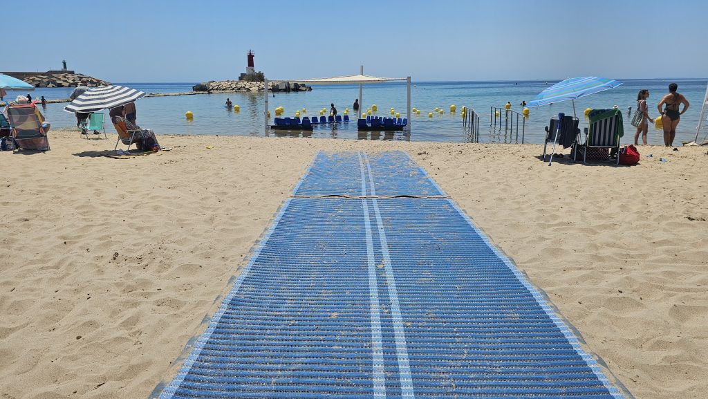 Se instalan nuevas pasarelas accesibles en la zona de baño accesible de la playa centro 0