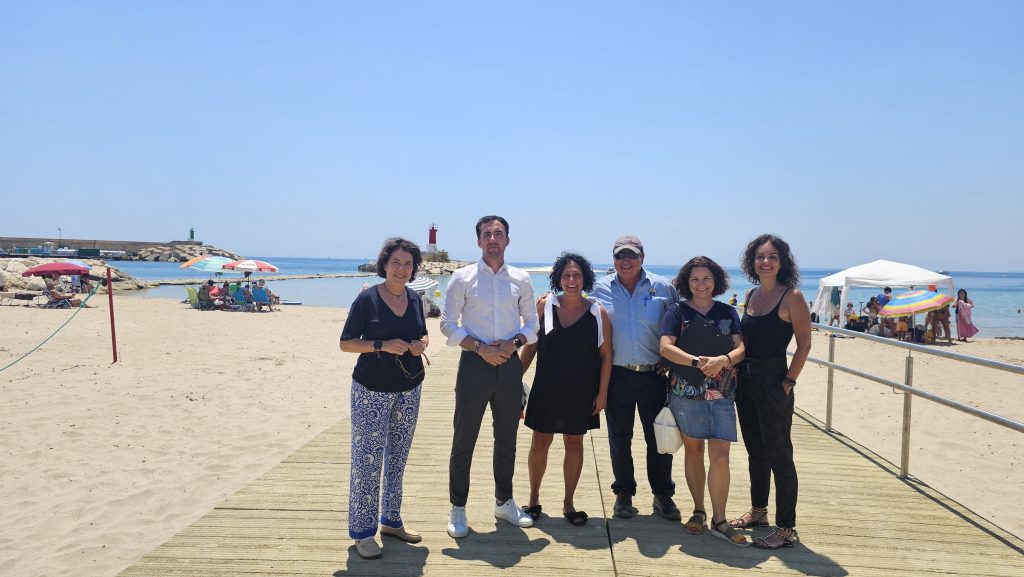 Se instalan nuevas pasarelas accesibles en la zona de baño accesible de la playa centro 1