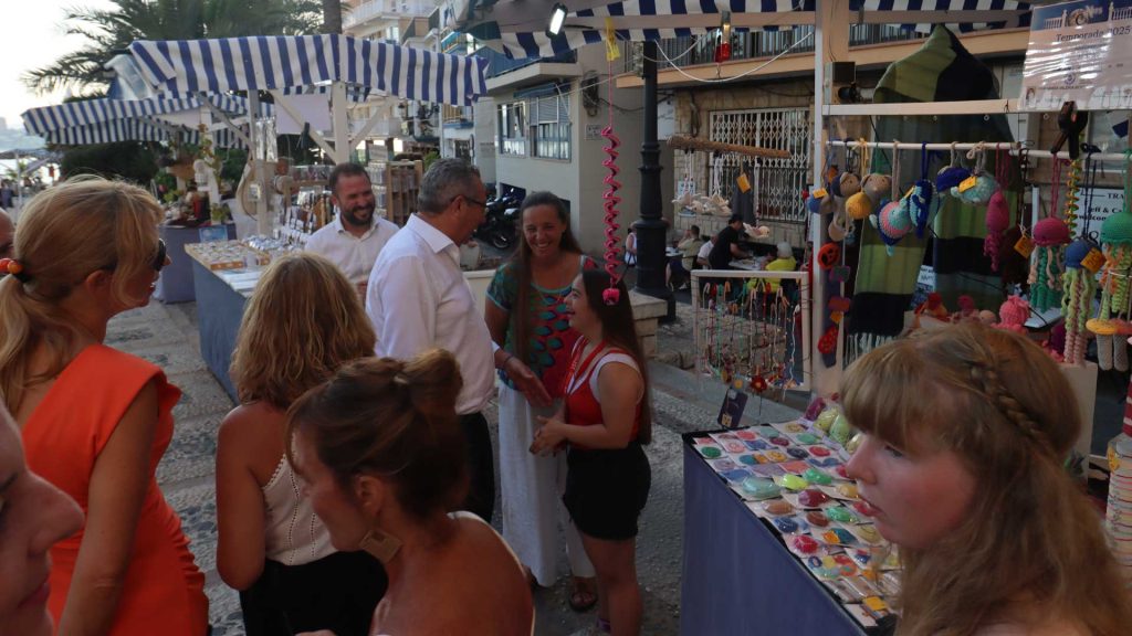 Arranca en Benidorm una nueva edición de Les Nits del Castell con 25 puestos de artesanos y pintores 0