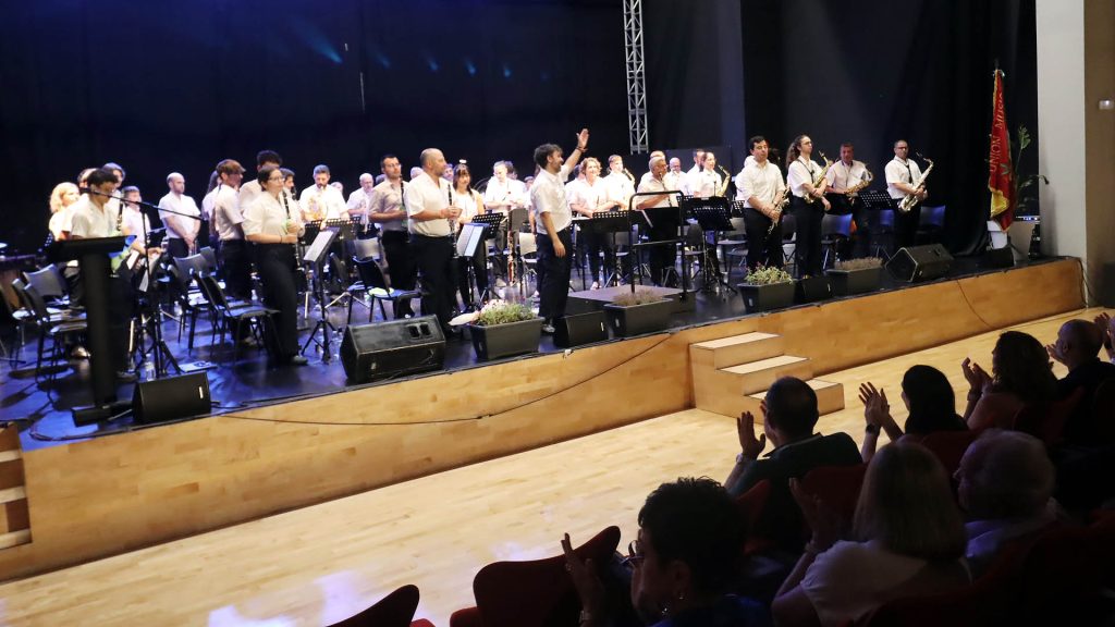 La Unión Musical de Benidorm rinde homenaje a sus músicos y socios con un aplaudido concierto en el Centro Cultural 0