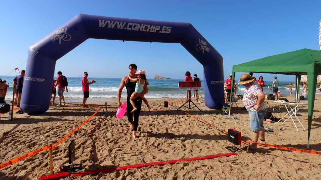 Cuatrocientos nadadores recorren la playa de Levante de Benidorm en la travesía a nado más rockera 2