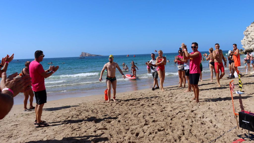 Cuatrocientos nadadores recorren la playa de Levante de Benidorm en la travesía a nado más rockera 0