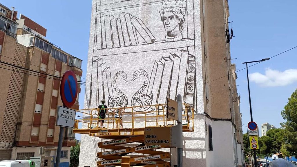 Benidorm interviene la fachada de un edificio en Foietes con dos murales para difundir la historia, cultura y tradiciones locales 0