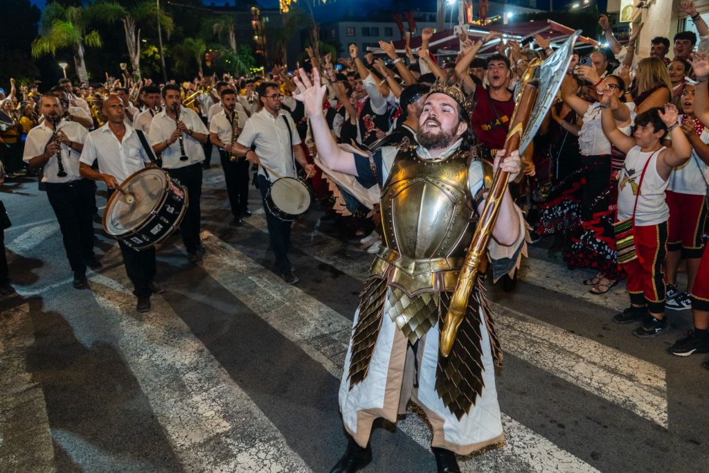 La Entrada de Bandas marca el inicio de las fiestas de Moros y Cristianos de Villajoyosa 1