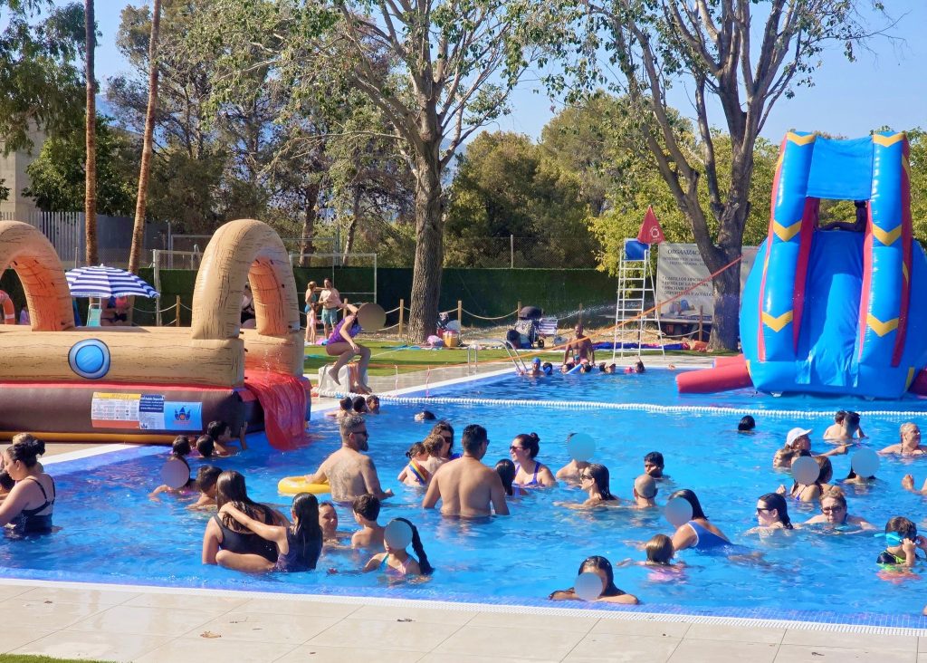 La Festa Aquàtica de Polop de la Marina llena la Piscina Municipal en una jornada marcada por la diversión 0