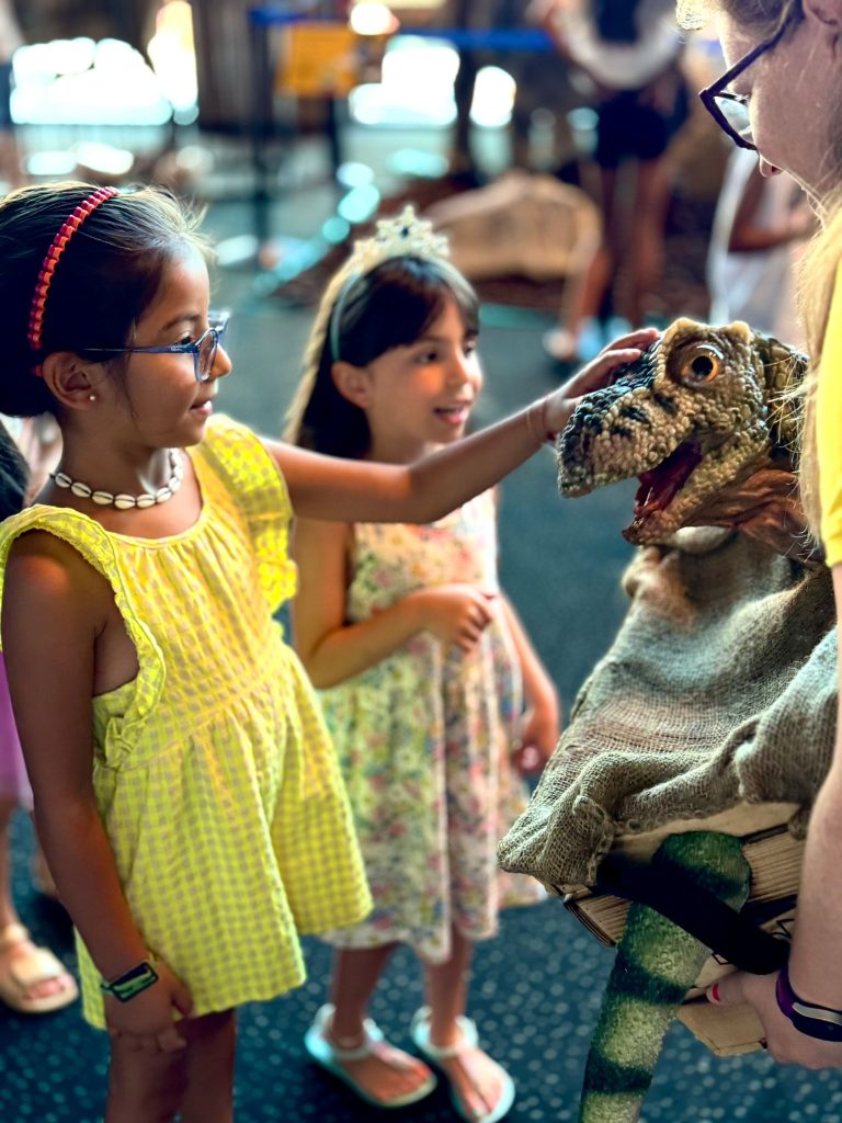 Los dinosaurios aterrizan en Kinépolis Alicante con DinoPark Algar 5