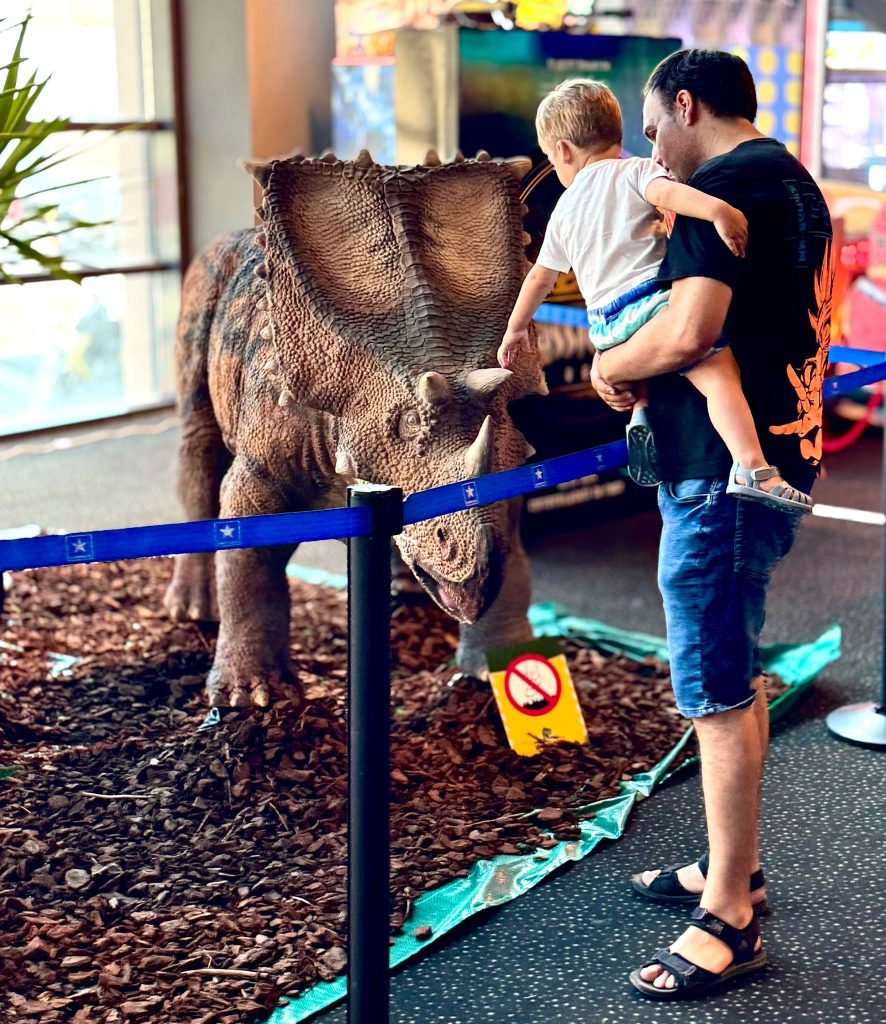 Los dinosaurios aterrizan en Kinépolis Alicante con DinoPark Algar 1