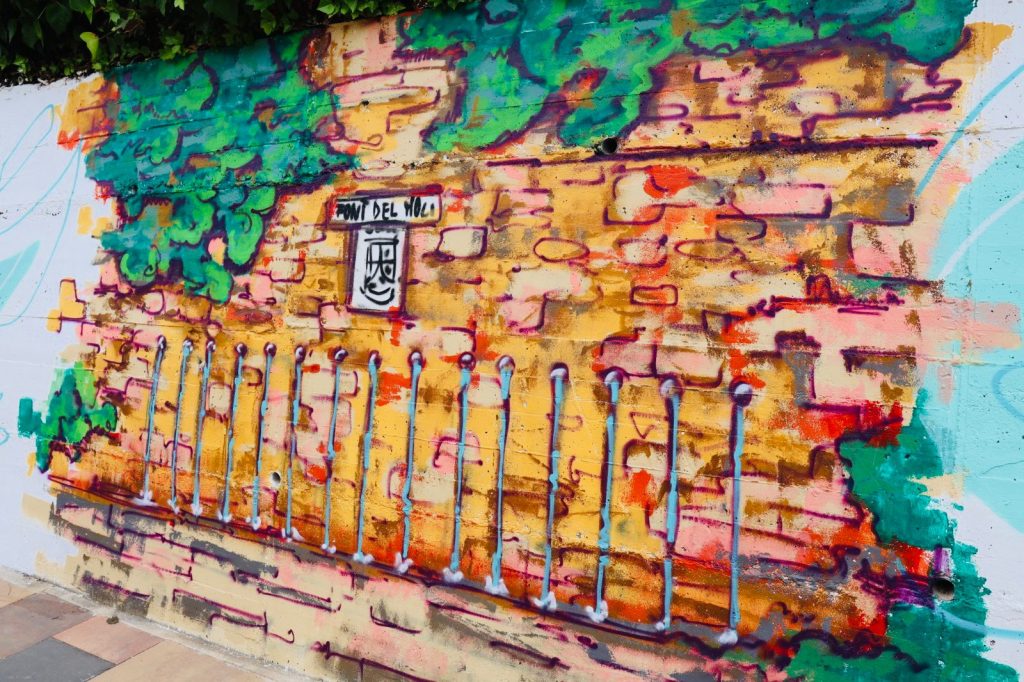 Finestrat da la bienvenida con una pintura mural de arte urbano 1
