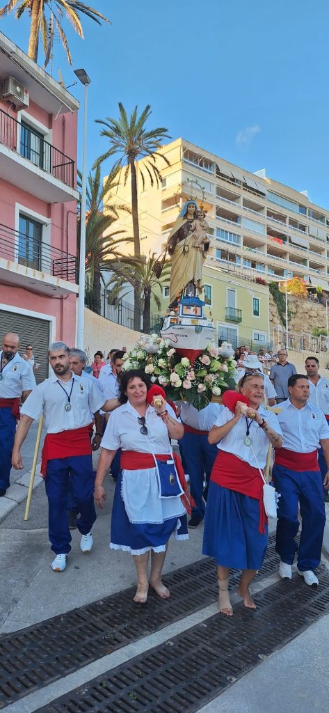 Procesión marinera en la Vila  con la Virgen del Carmen 0