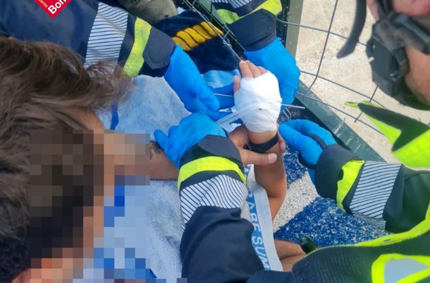  Un niño sufre un accidente en un camping de l’Alfás al clavarse una varilla metálica en la mano