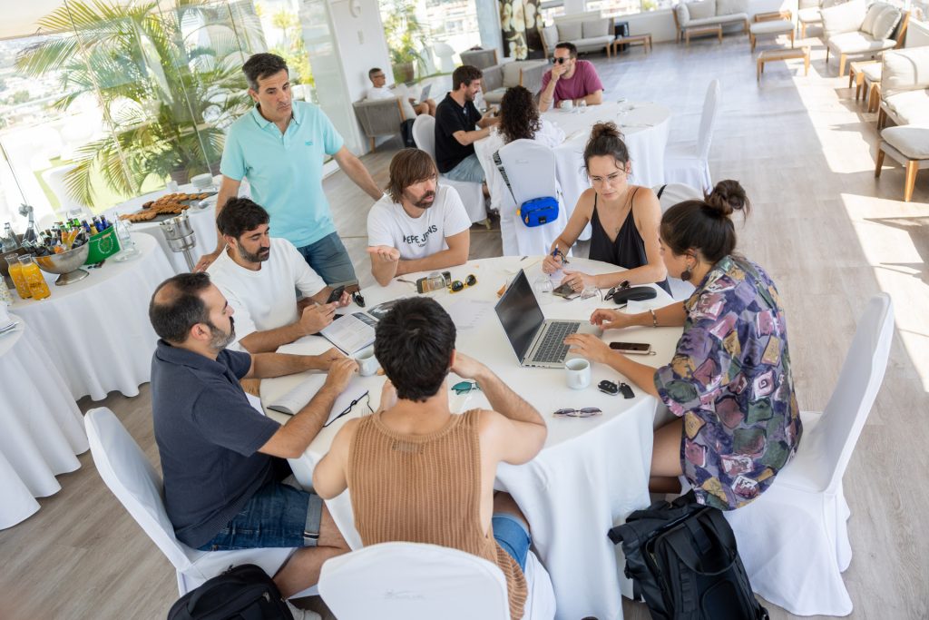 Un jurado profesional valora las obras que compiten por los 9.500 euros en premios del Festival de l’Alfàs 0