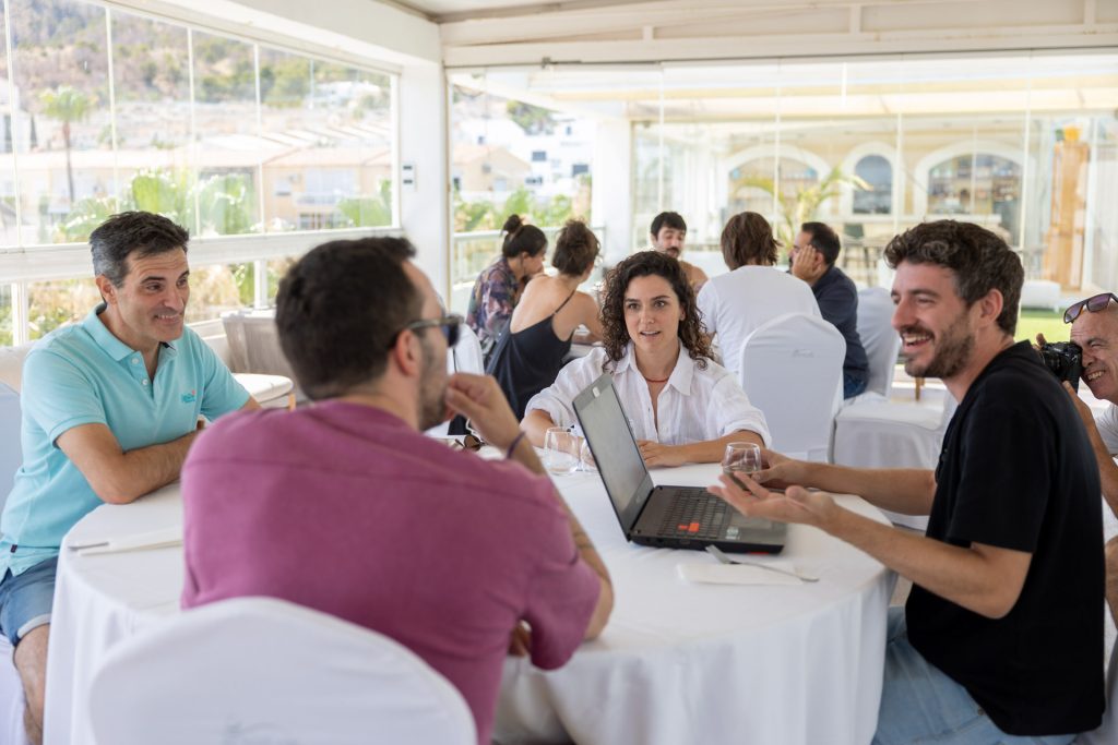 Un jurado profesional valora las obras que compiten por los 9.500 euros en premios del Festival de l’Alfàs 2