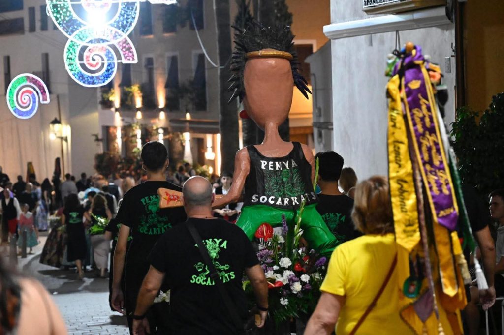 La ofrenda de “Festes d’Agost” llenó las calles de La Nucía de flores y trajes tradicionales 0