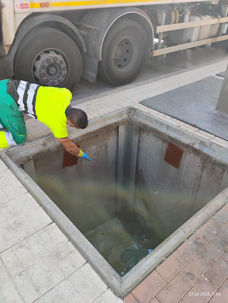 La Pública instala placas desodorantes en los contenedores soterrados de toda Altea  para eliminar los malos olores 0