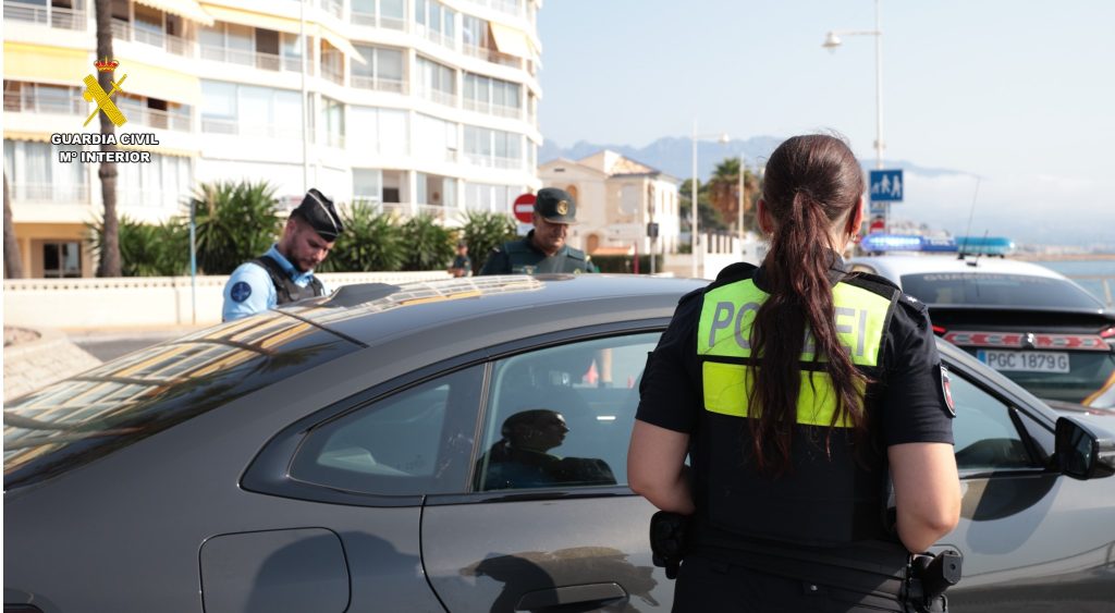 Agentes extranjeros atienden incidencias en Altea 0