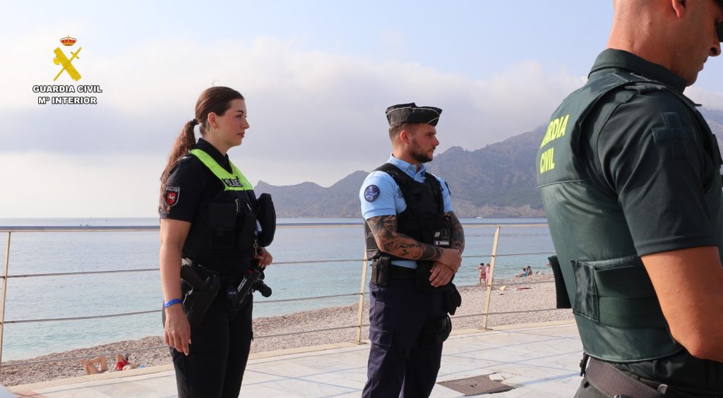 Agentes extranjeros atienden incidencias en Altea 1
