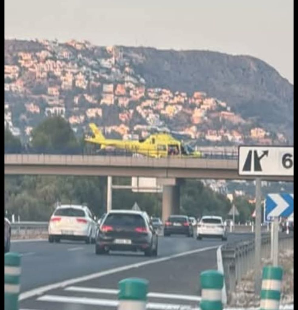 Dos heridos al incendiarse su coche tras sufrir un accidente en Altea 1
