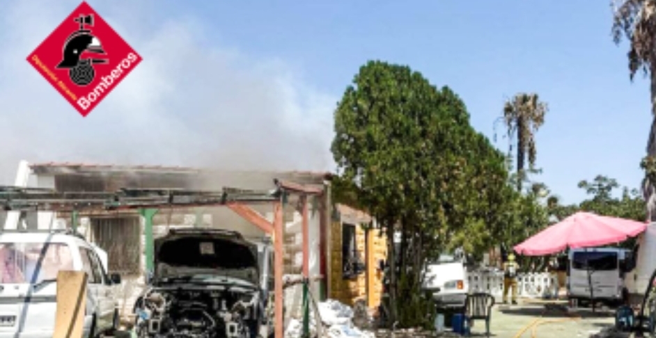 Bomberos apagan un incendio en Villajoyosa que afectó a una palmera y a una caseta de madera 2