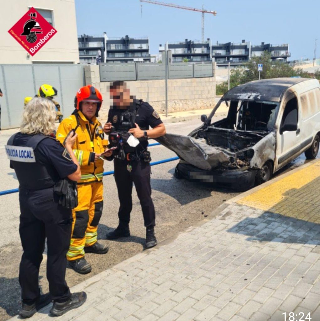 El fuego calcina un vehículo en Finestrat 2