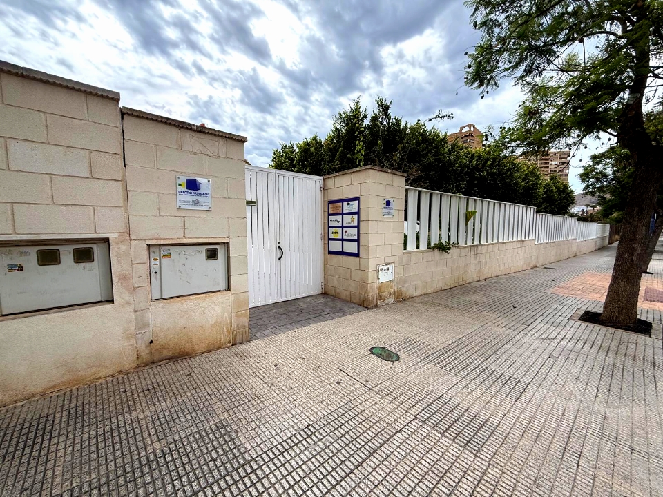 El PSOE propone ampliar el centro Pepa Esperanza Llinares y urge a una limpieza a fondo del entorno 0
