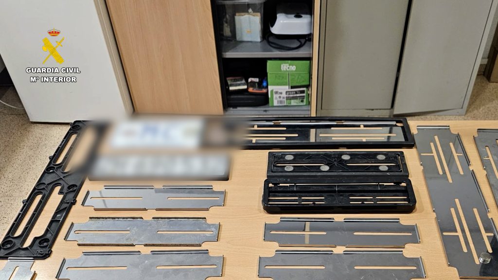 Un detenido en Calpe por sustraer una treintena de placas de matriculas 0