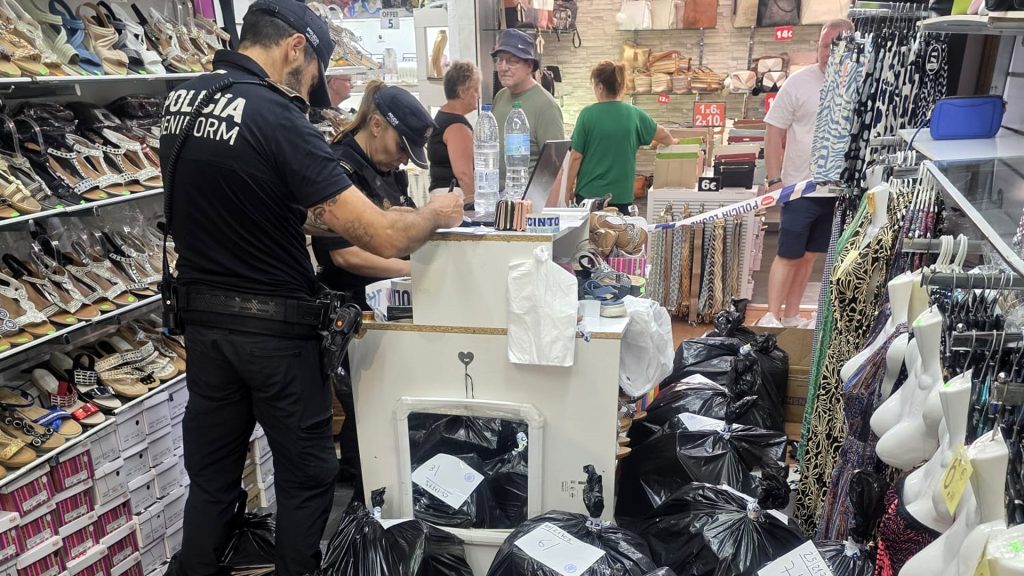 La Policía Local de Benidorm interviene más de 3.000 artículos falsificados en 9 establecimientos 0