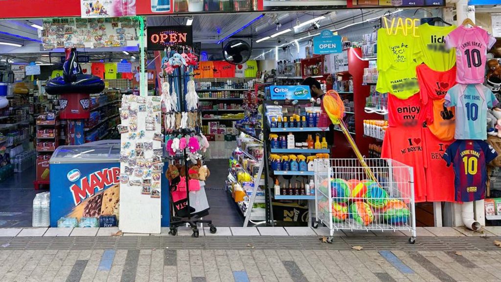 Benidorm inicia una campaña de inspección contra la exposición de artículos con contenido ofensivo en comercios y escaparates 0