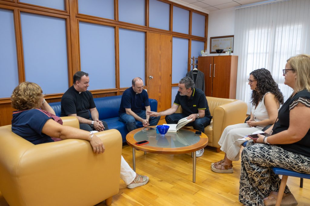 El alcalde de l’Alfàs del Pi da la bienvenida al nuevo párroco Juan Vicente Ferrando Molines 0