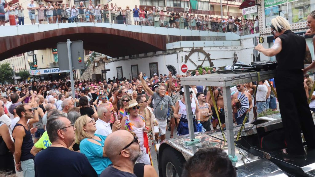 Miles de personas han seguido en Benidorm el tradicional ‘parade’ 0