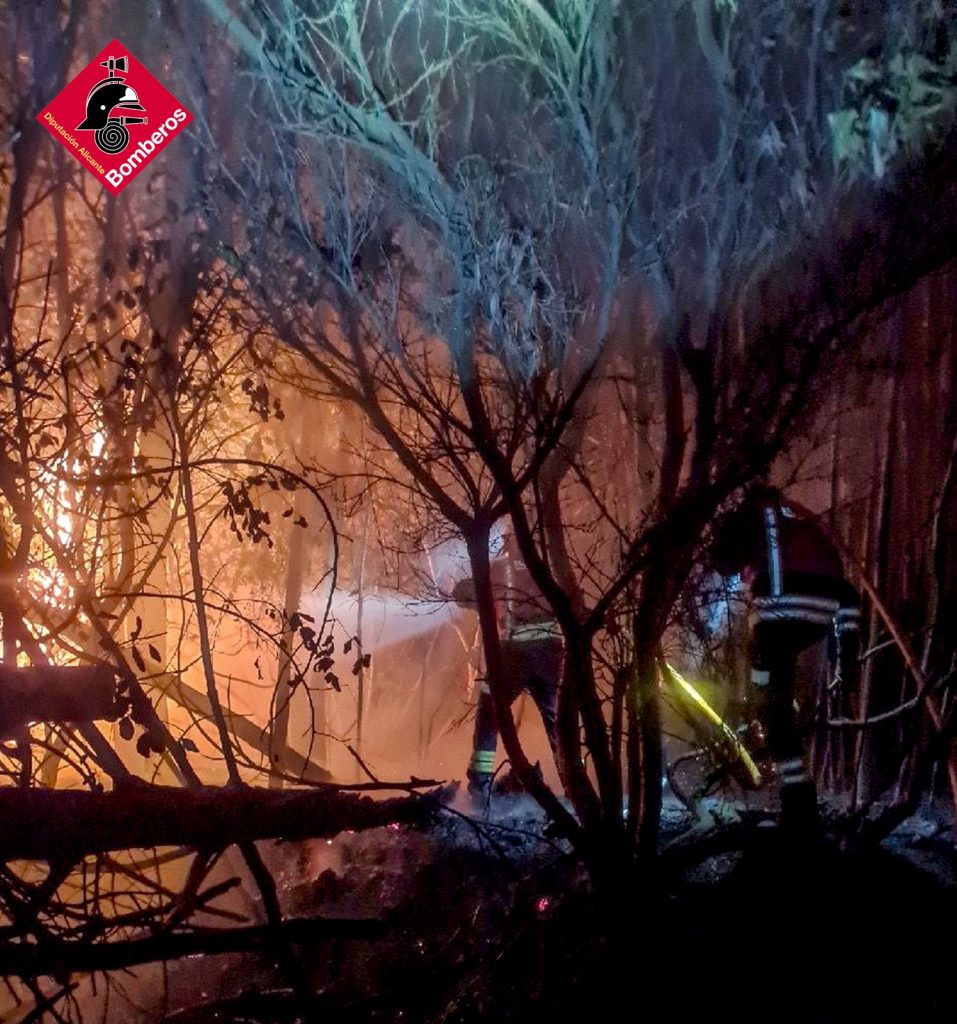 Un incendio en La Nucía calcina 5.000 m² en Montecasino 1
