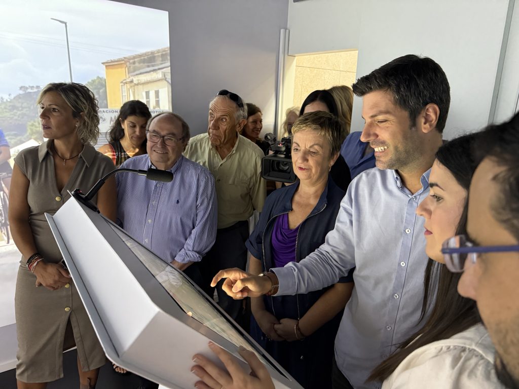 La Consellera de Turisme visita el “Xato Cube” en l’Auditori de La Nucía 0