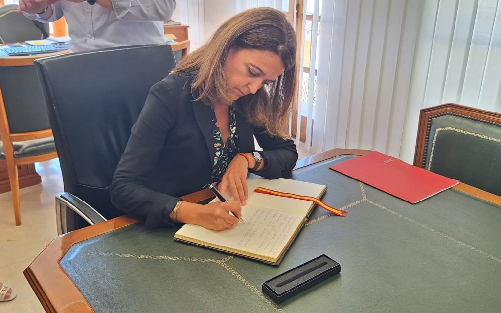 La consellera de Justicia y Administración Pública visita Villajoyosa 1