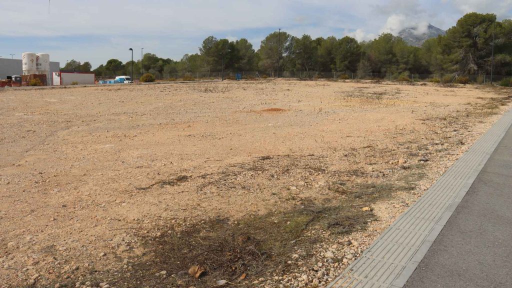 Benidorm incrementa las plazas de aparcamiento en el Cementerio de Sant Jaume por Todos los Santos 0