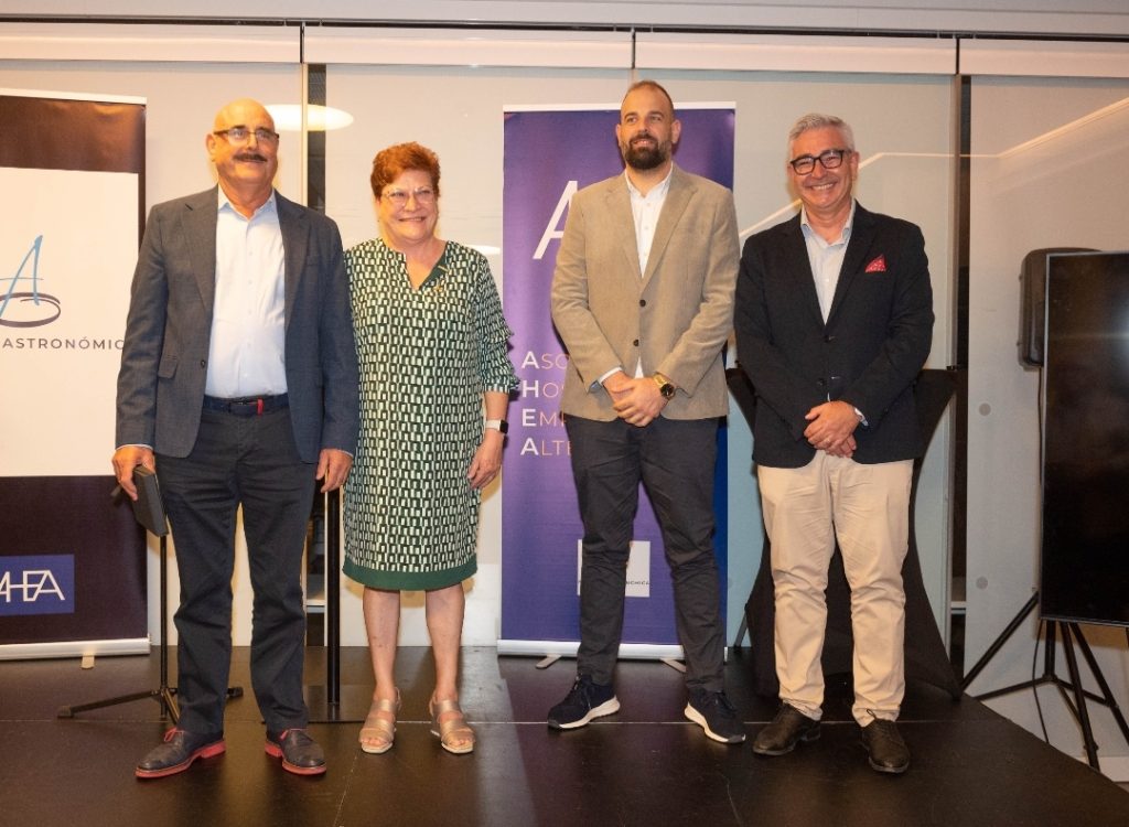 El mítico restaurante Bahía, la Posada San Miguel, La Forchetta y Ca Joan  reconocidos por su labor en la I Gala de AHEA 3