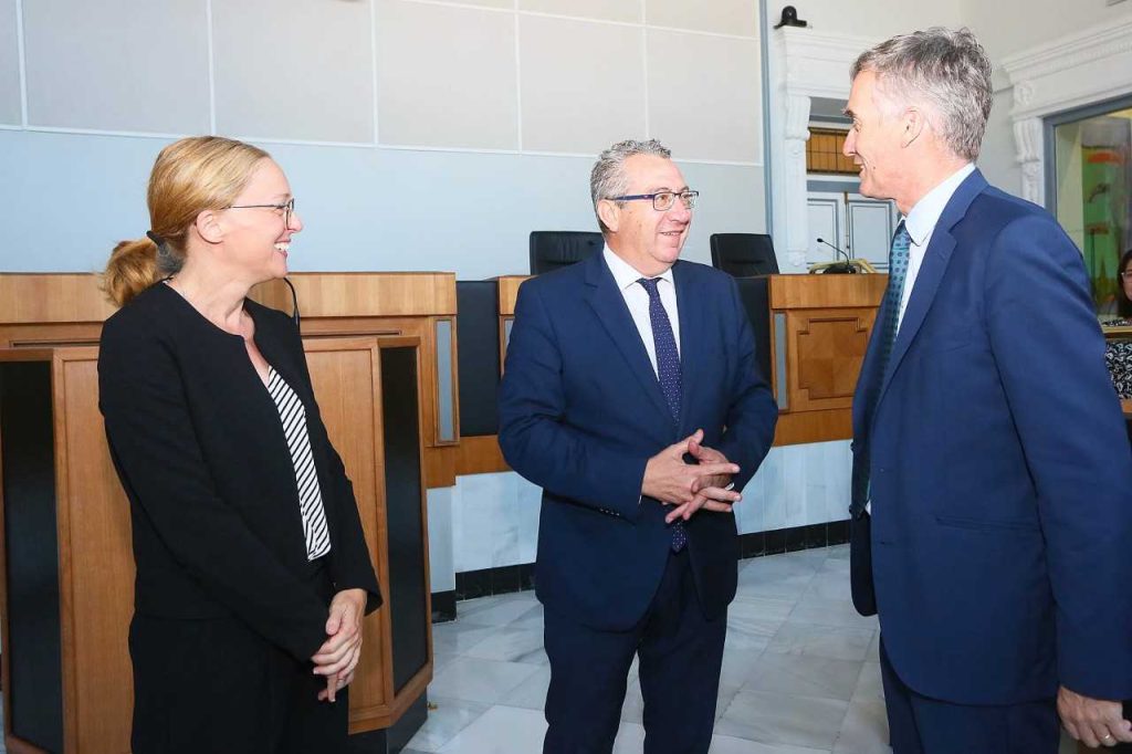 Toni Pérez recibe al embajador de Reino Unido en España 0