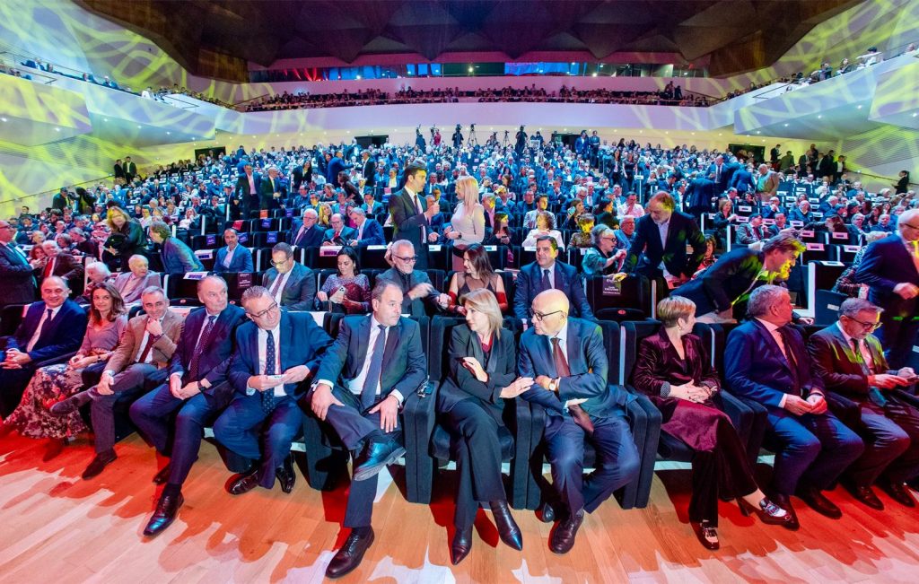 El empresario de Benidorm Enrique Ballester Chofre recibe la Medalla de Oro y Brillantes en la noche de la economía Alicante 0