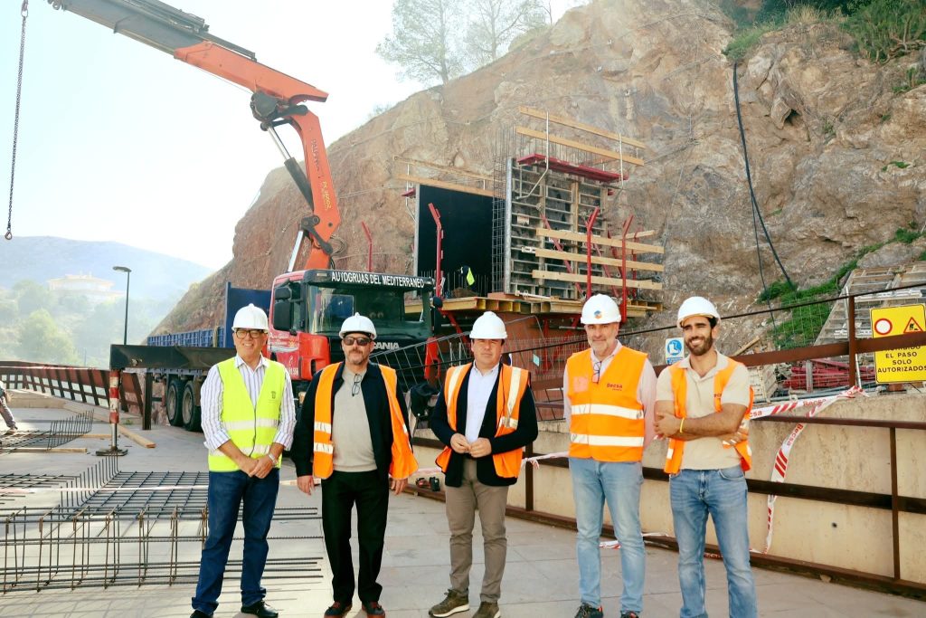 El alcalde de Finestrat visita las obras del elevador al Castell 0