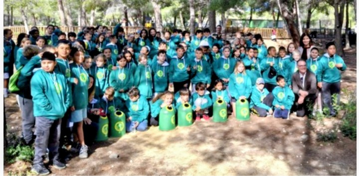 100 alumnos del CEIP Serra Gelada participan en la limpieza del Parque El Moralet, de Benidorm, premiado por el #MovimientoBanderasVerdes 0