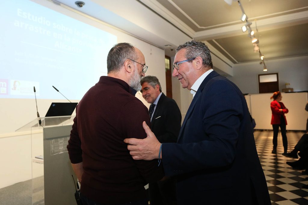 El estudio , elaborado por dos profesores de la Universidad de Alicante, alerta de que las evaluaciones oficiales sobreestiman el estado de explotación