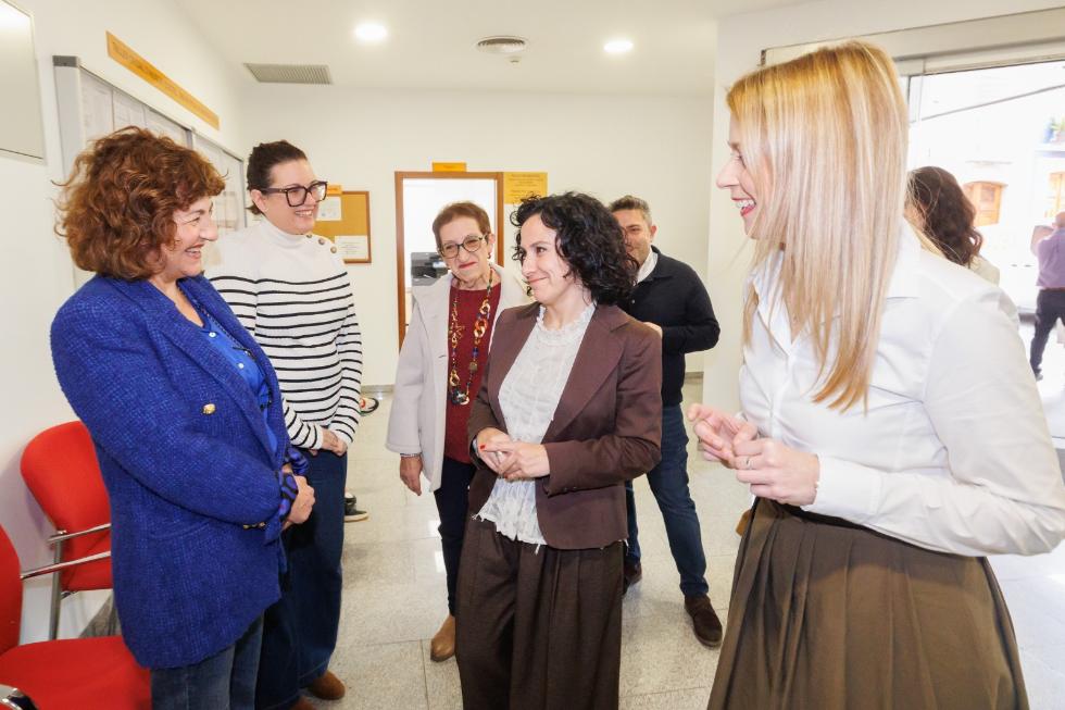 Elena Albalat analiza con la alcaldesa de Finestrat las necesidades de los servicios sociales y los recursos asistenciales del municipio 0