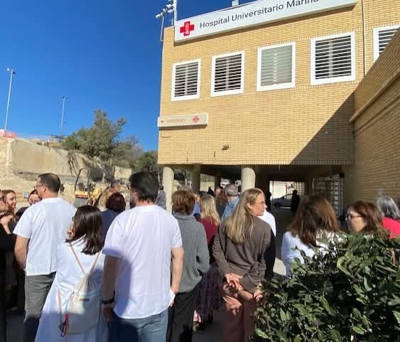 Simulacro de incendio en el Hospital Universitario Marina Baixa: participación de  Bomberos de Benidorm y activación del 112