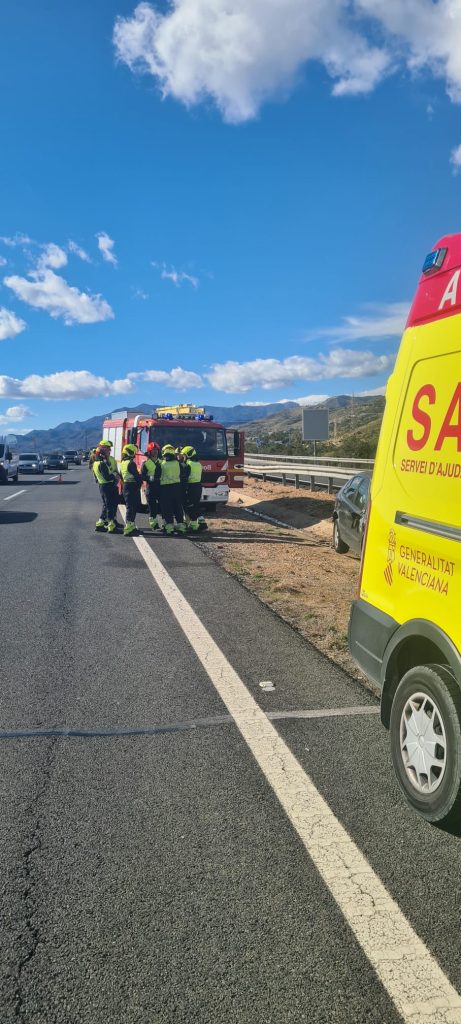 Accidente en la AP-7 dirección Benidorm: un herido leve tras colisionar con un camión