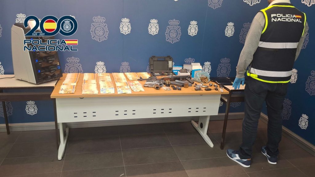 Golpe al blanqueo en Alicante: cae un prófugo de la Audiencia Nacional con un fusil de asalto y más de 1,5 millones en activos