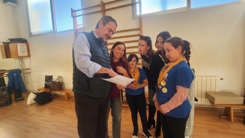 El alcalde Vicente Arques reconoce a las campeonas del Club Costa Blanca Balla en l’Alfàs del Pi