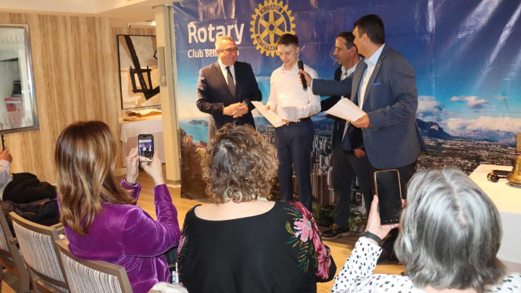 Álvaro Parra Ivars, estudiante de Altea con un 13,7 en la PAU, gana el Premio Isidro Cortina al mejor expediente de la Marina Baixa