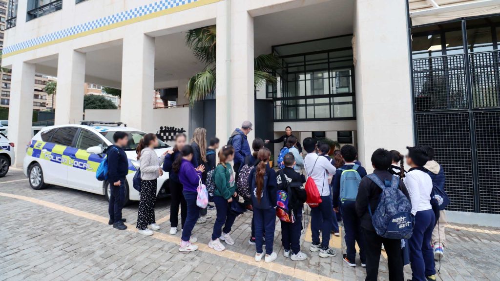 La Policía Local de Benidorm acerca su trabajo a cientos de escolares en sus jornadas de puertas abiertas
