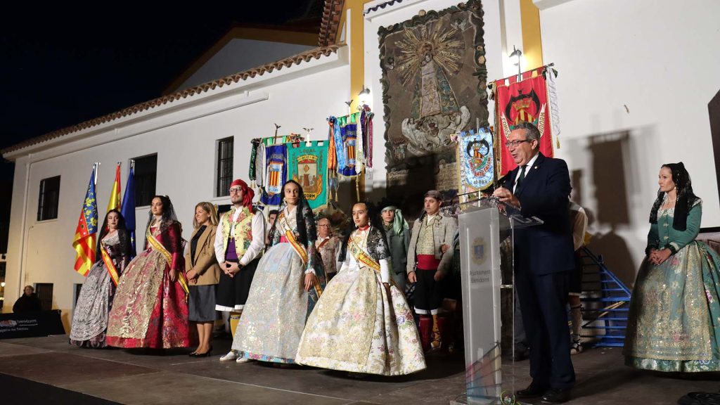 Las Fallas de Benidorm ofrendan a la Mare de Déu del Sofratge en el preludio del día grande de San José