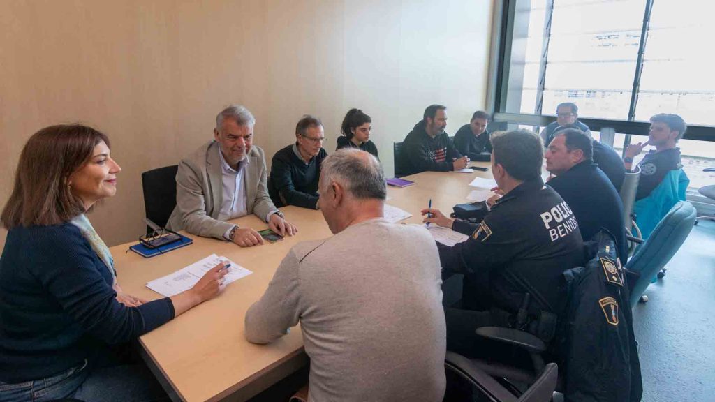 Benidorm refuerza limpieza y seguridad en sus playas con más de 30 agentes y operarios durante el puente de abril 4